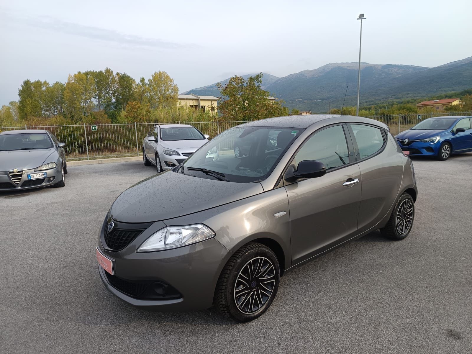 Lancia Ypsilon 1.0 FireFly Hybrid 70 CV Silver Plus, vista esterna