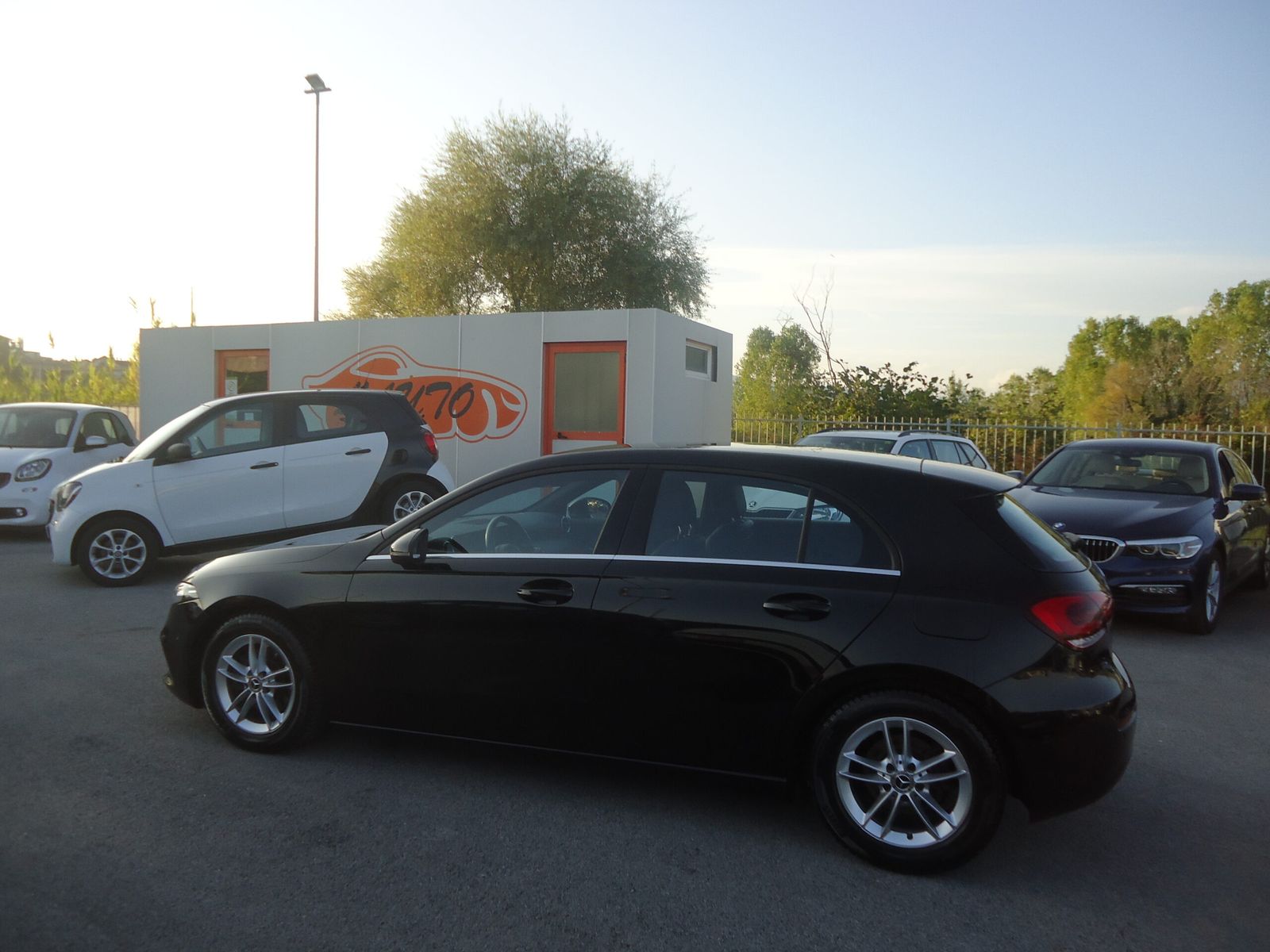Auto esposte davanti alla sede di L’Auto