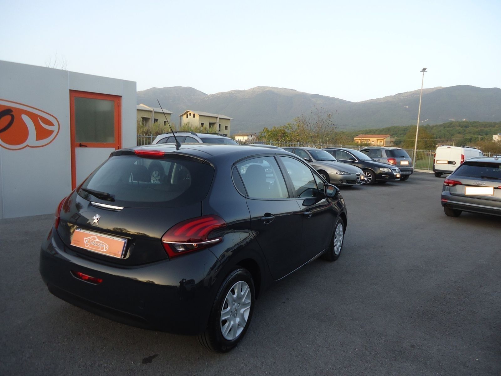 Il piazzale di L’Auto con le montagne di Isernia sullo sfondo