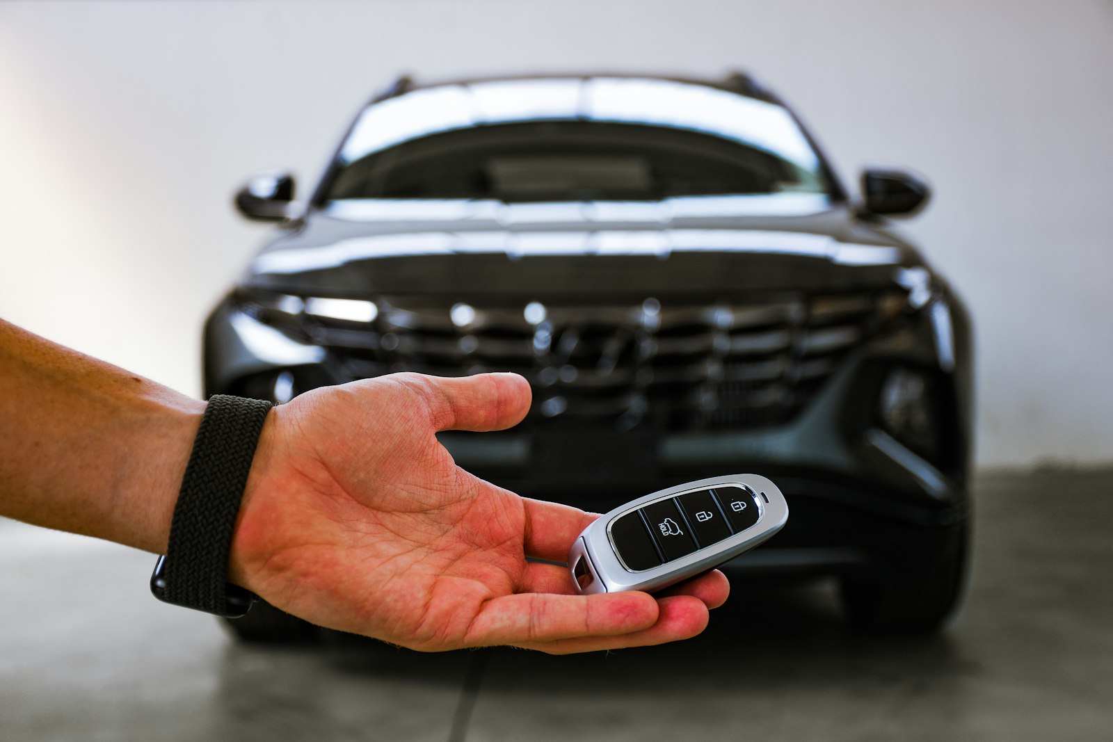 Una mano porge la chiave di un’auto