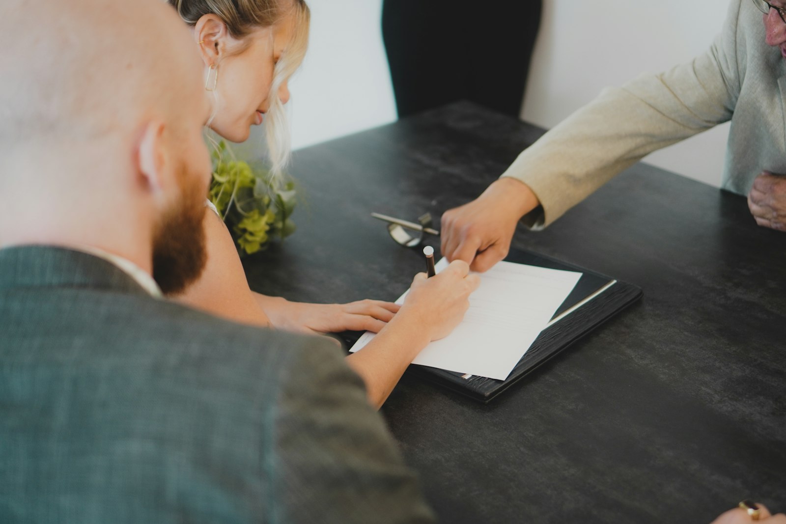 Una coppia firma il contratto per la sua nuova auto