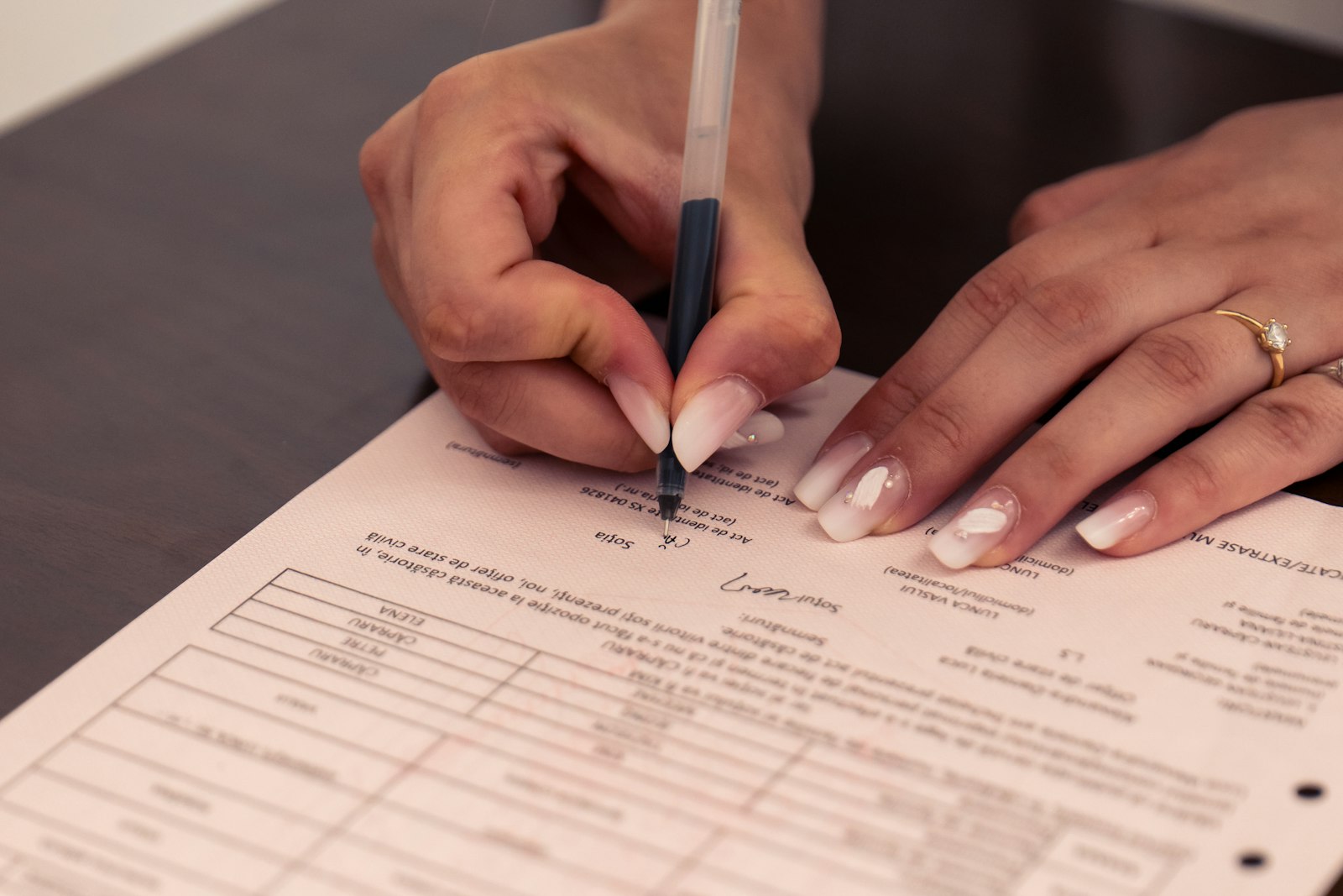 Una persona firma il contratto di acquisto